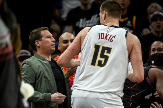 Nikola Jokić briljantnu partiju obilježio sukobom s vlasnikom Sunsa