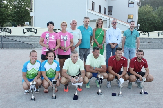 Pobjednici turnira s organizatorima turnira i načelnicom Željkom Šarčević Grgić