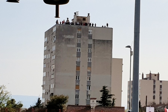 Red Fuckersi bodrili nogometaše Orijenta 1919 s obližnjeg nebodera