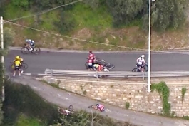 Pogledajte stravičan pad talijanske biciklistice  na etapi Milan - San Remo