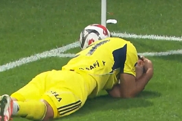 Navijači Bešiktaša pogodili Marca Asensija i izazvali prekid u Istanbulu