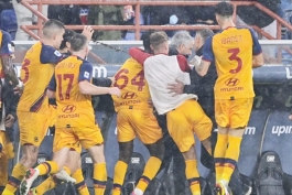 Mladi Ganac otrčao Mourinhu u zagrljaj 