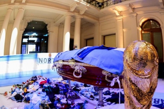 Tisuće stanovnika Buenos Airesa i Napulja ispratile Diega Maradonu na posljednje počivalište