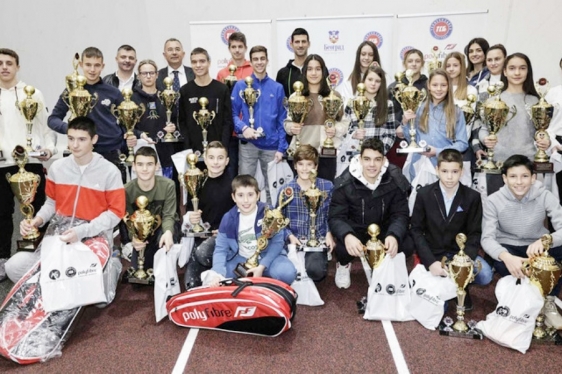 Novak Đoković zaražen uručio priznanja mladim tenisačima