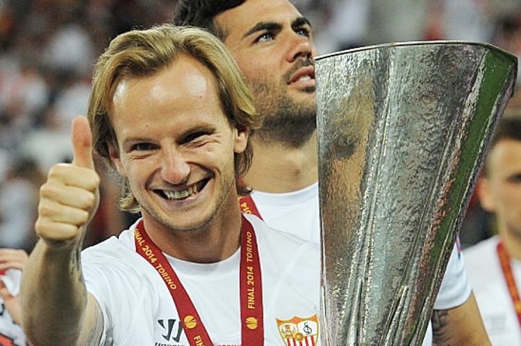 Ivan Rakitić s trofejom Europske lige