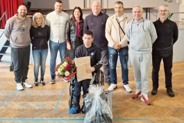 Načelnica Sanja Udović darivala Luku Wagnera novim kompletom boća