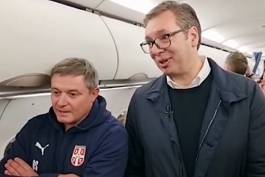 Piksi Stojković i Aleksandar Vučić u avionu prije leta za Portugal