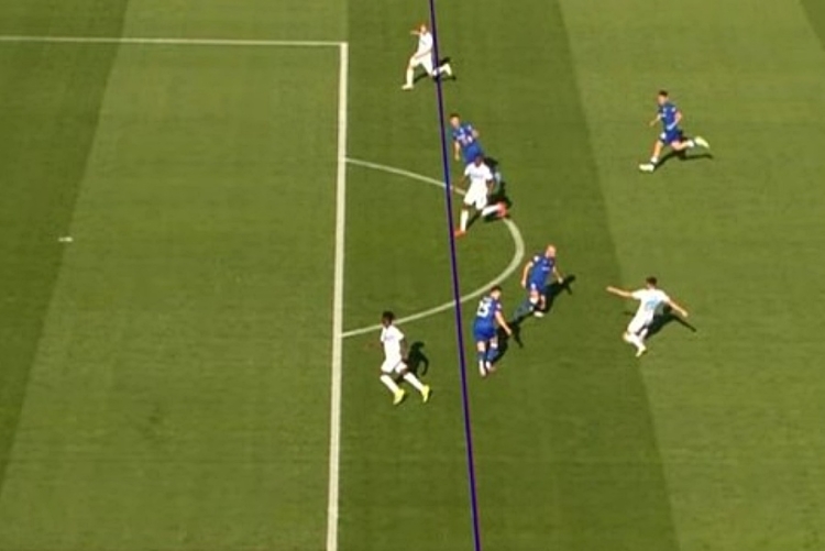 Ako je snimka u televizijskom prijenosu autentična, Adu-Adjei je bio u zaleđu