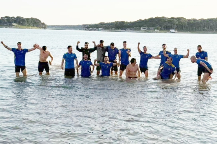 Igrači Borca pobjedu u Medulinu proslavili kupanjem u moru!