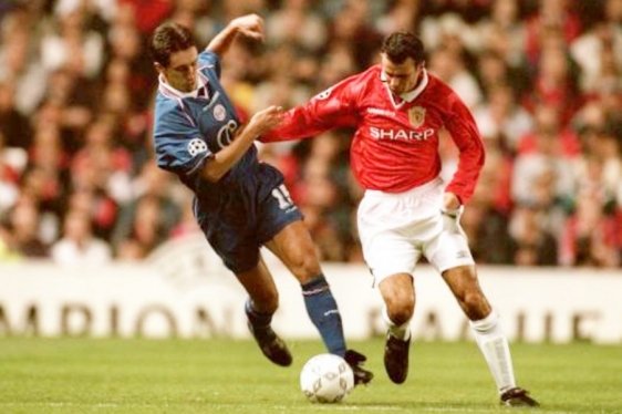 Daniel Šarić (Croatia) i Ryan Giggs (Manchester United)