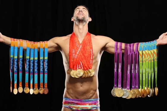 Michael Phelps s kolekcijom olimpijskih medalja