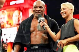 Mike Tyson pred kamerama demonstrirao nekoliko zapanjujuće brzih kombinacija