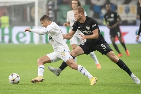 Alexis Sanchez (Marseille) i Hrvoje Smolčić (Eintracht) 