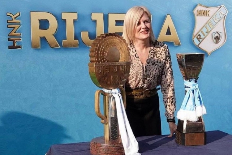 Gradonačelnica Iva Rinčić i brojni Riječani slikali se na Korzu s trofejima HNK Rijeka