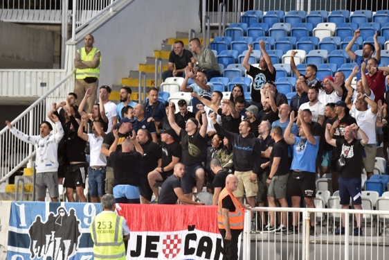 Navijači Rijeke na stadionu u Prištini