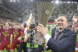 Dan Friedkin s trofejom Konferencijske lige