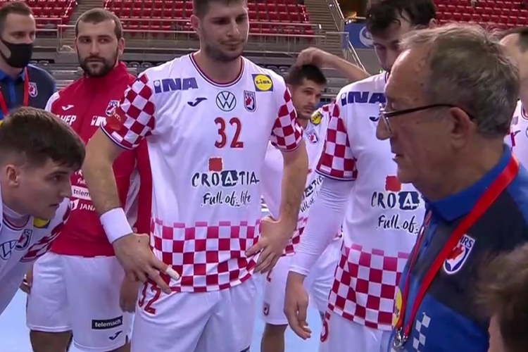 Lino Červar s hrvatskim rukometašima tijekom minute odmora