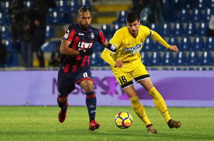 Aristoteles Romero (Crotone) i Stipe Perica (Udinese)