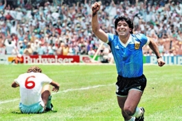 Diego Maradona slavi pogodak protiv Engleske