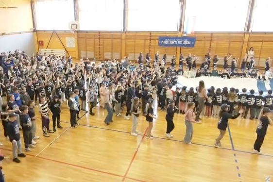 Učenici OŠ Srdoči na dječjem karnevalu predstavljaju HNK Rijeku, pogledajte prilog