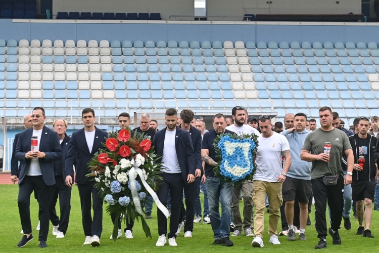 Čelnici Rijeke i Armade  položili vijenac i zapalili svijeće na Kantridi