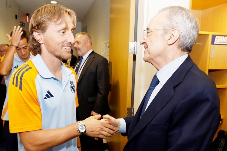 Luka Modrić i Florentino Perez prije utakmice