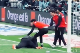 Nestvarne scene, pogledajte kako su sakupljači lopti  nasrnuli na senegalskog vratara