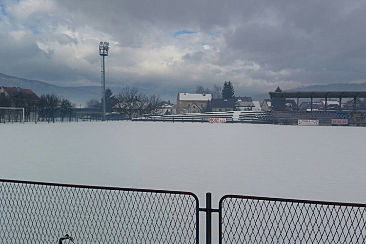 Pola metra snijega na igralištu 