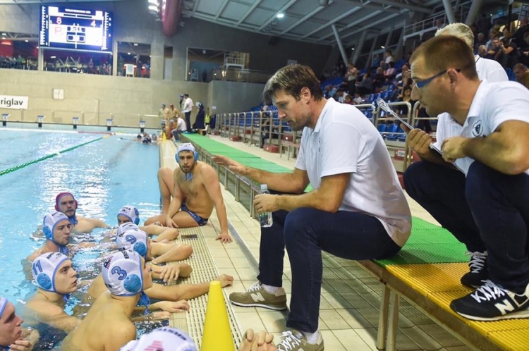 Igor Hinić i igrači Primorja tijekom radnog dogovora