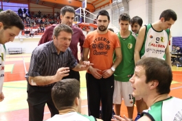 Zoran Dragojević s košarkašima Škrljeva