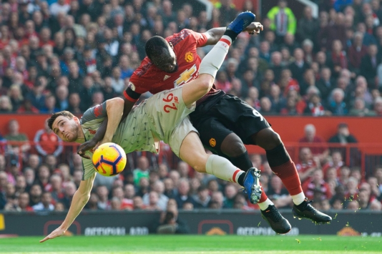 Robertson (Liverpool) i Lukaku (Man. United) u tipičnom duelu