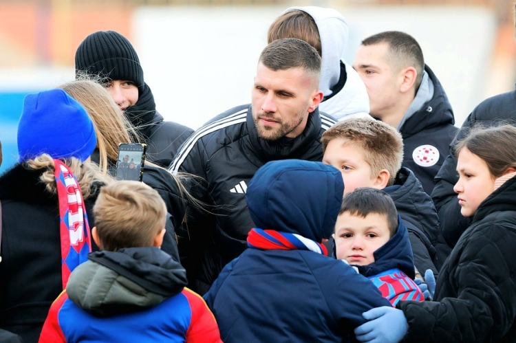 Ante Rebić u Zmijavcima okupirao pažnju najmlađih navijača
