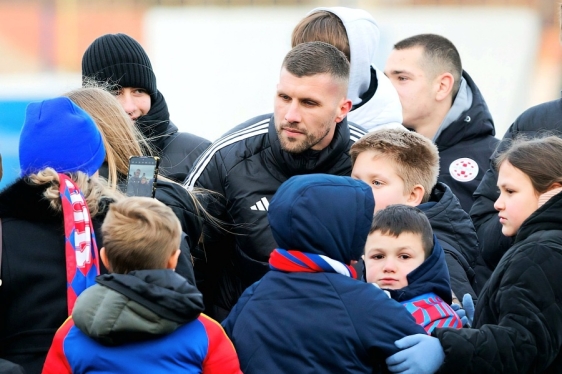 Ante Rebić u Zmijavcima okupirao pažnju najmlađih navijača