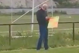 Samo na bh-terenima, pomoćni sudac u casual odjeći s mobitelom u ruci