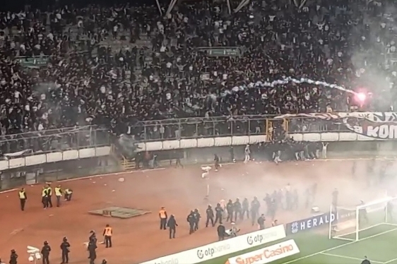 Navijači Hajduka sa sjevera utrčali  na travnjak, igrači Dinama jedva pobjegli