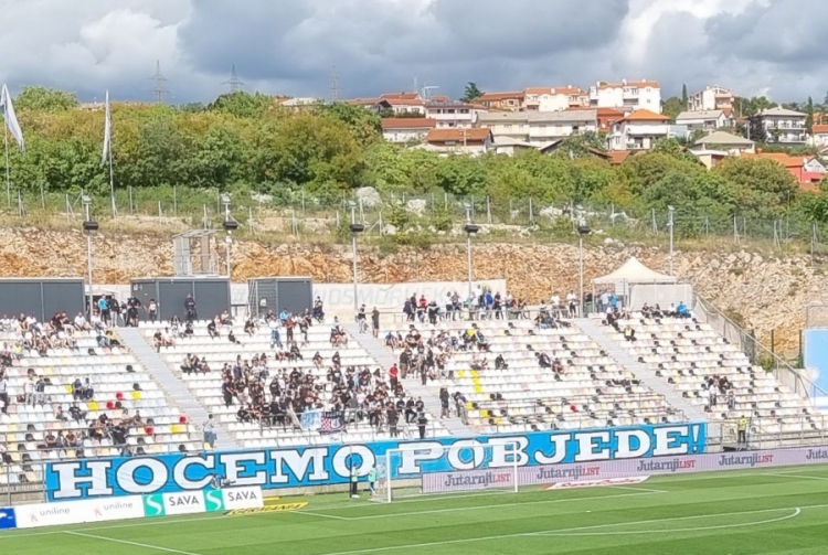 Igrače Rijeke uoči utakmice protiv Šibenika dočekala jasna poruka sa sjeverne tribine