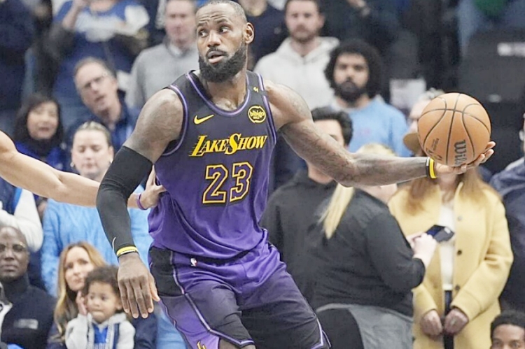 LeBron James izgleda nevjerojatno, pogledajte kako zakucava u 40. godini