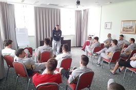 Zoran Bogolin i igrači tijekom zadnjeg dogovora pred utakmicu