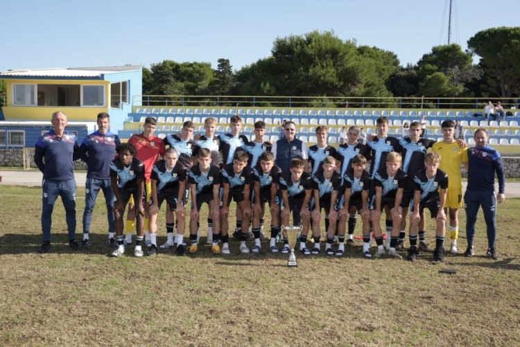 Drugoplasirani nogometaši Rijeke s predsjednikom Damirom Miškovićem 