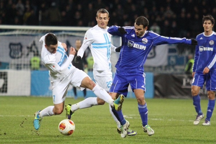 Mehmed Alispahić i Darijo Ćanađija tijekom utakmice na Kantridi u prosincu 2013. godine, u pozadini je Zoran Kvržić