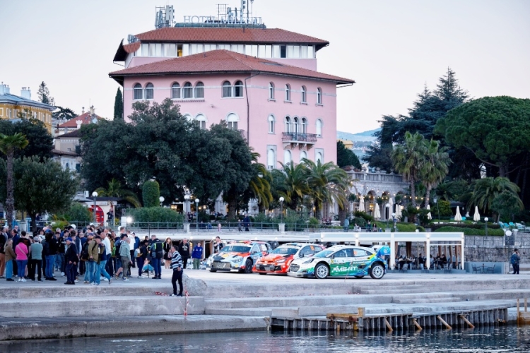 Akrobatska grupa Krila Oluje i folklorni ansambl Lado na ceremonijalnom startu