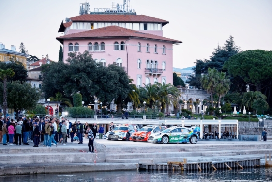 Akrobatska grupa Krila Oluje i folklorni ansambl Lado na ceremonijalnom startu