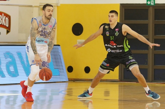 Damir Markota (Cibona) i Stipe Krstanović (Škrljevo)