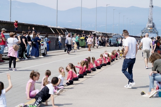 Najduža gimnastička špaga na svijetu na riječkom Molo longu