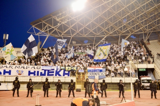 Hajduk kažnjen novčano zbog toga što je Armada prekinula utakmicu bakljadom