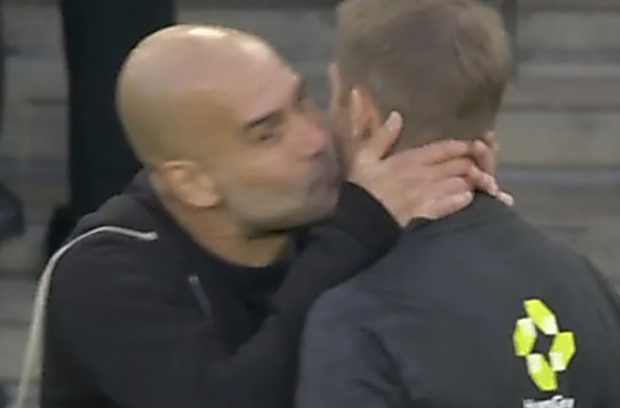 Pogledajte kako je Pep Guardiola poljubio četvrtoga suca