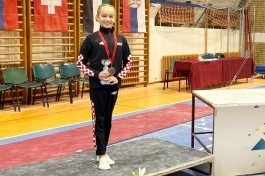 Misha Mešter na postolju višeboja na turniru u Novom Sadu