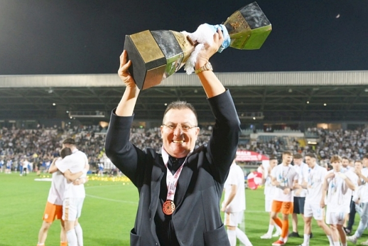 Hoće li postati prvi predsjednik koji je naplatio svoje trofeje?