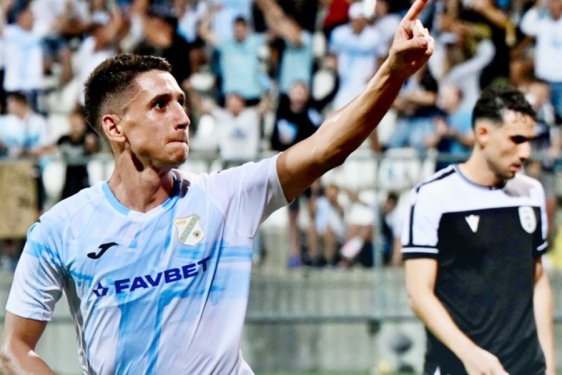 Rijeka pobijedila PAOK u prvoj utakmici play-offa odigranoj na Rujevici,  Luka Menalo strijelac jedinoga pogotka kojim je riječka momčad zasluženo stekla prednost uoči uzvratne utakmice