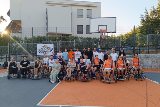 Marin Miletić, Matej Mostarac i Josip Ostrogović u podređenom položaju, saborski zastupnici u Kostreni zaigrali košarku u kolicima